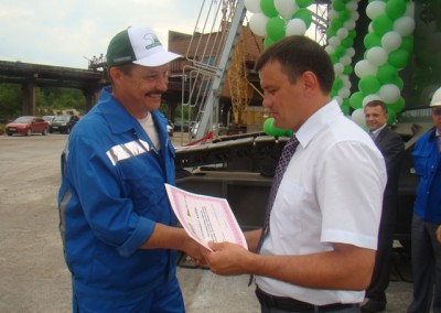 Сертификат В. Курпатову вручает наставник новоиспеченных машинистов погрузчика С. Сухарев.