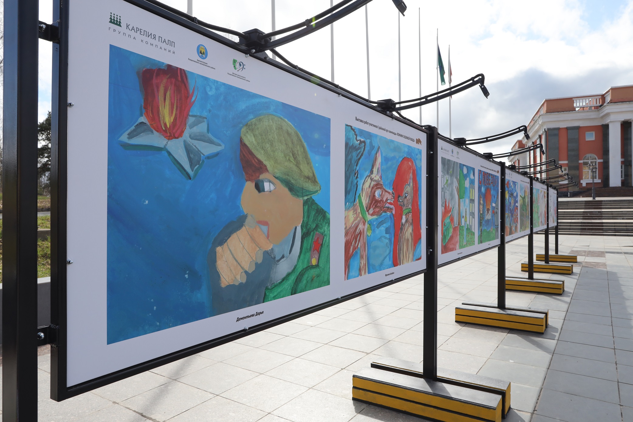 2023_05_04_Городскую выставку детских рисунков «Помним о Великой Победе» открыла Карелия Палп в Кондопоге
